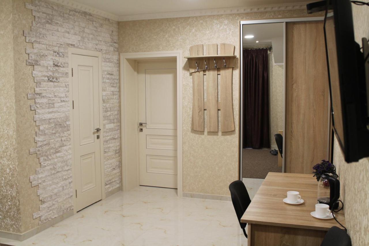 River House Готель *