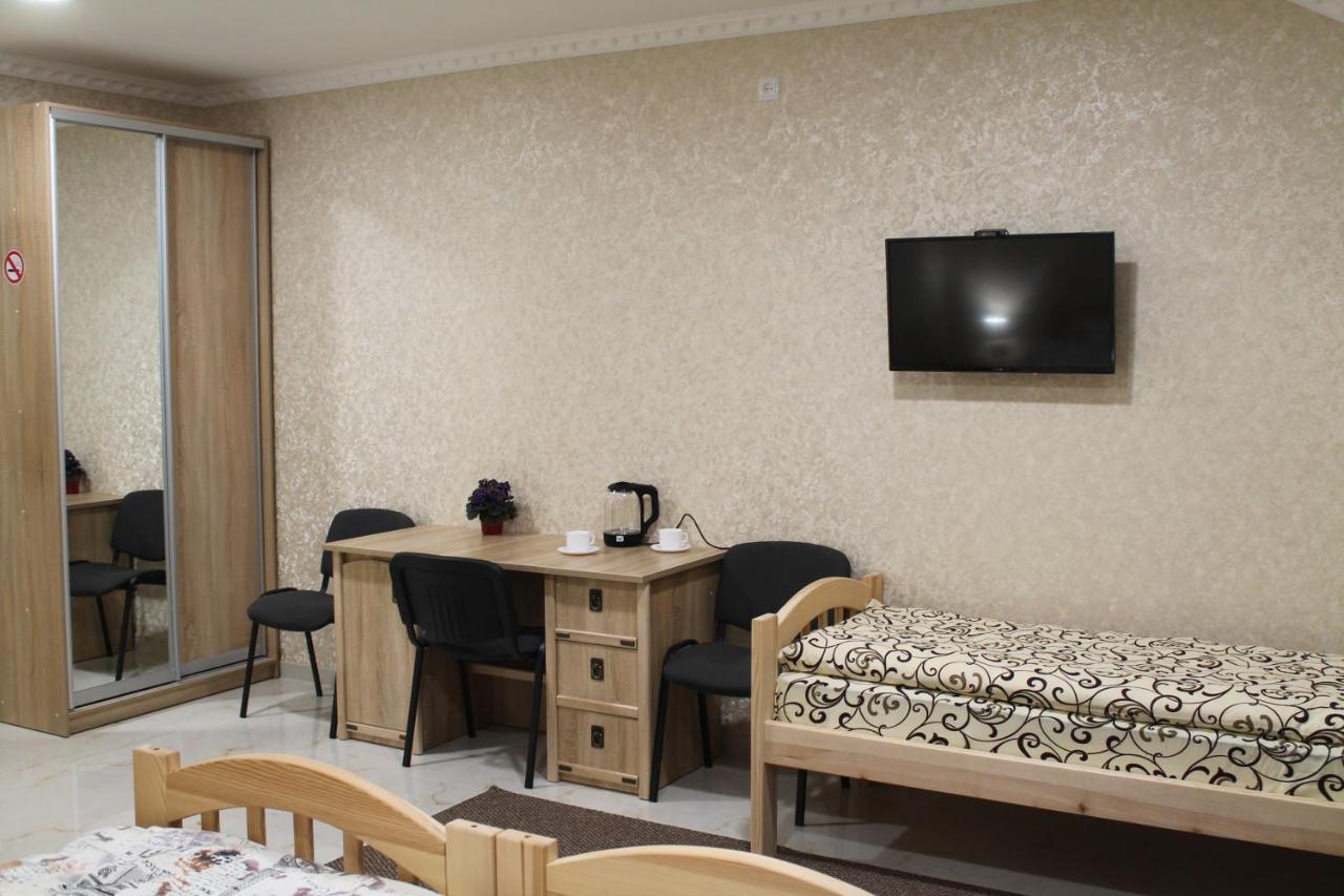 River House Готель *