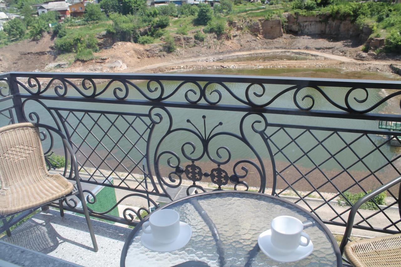 River House Готель *